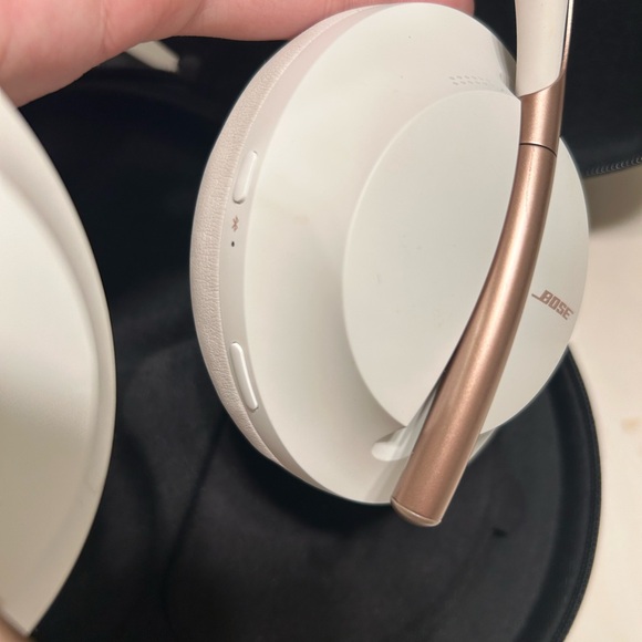 Bose Over-Ear Headphones in White and Rose Gold - Picture 6 of 12